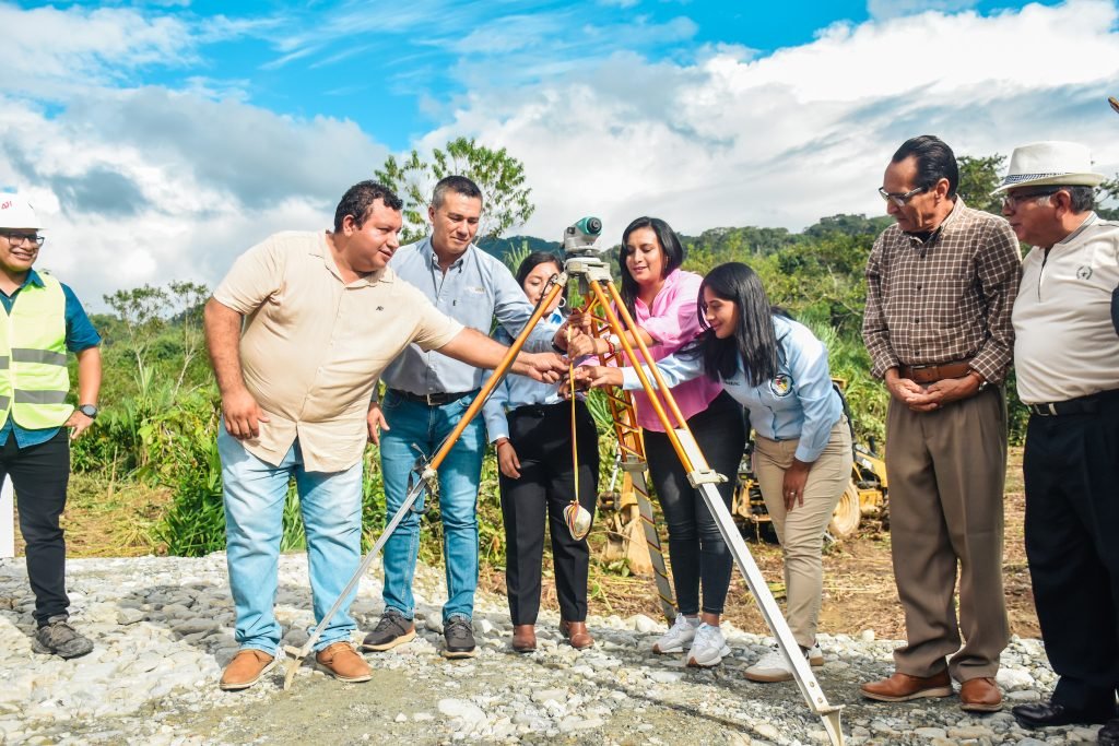Autoridades cooperantes realizaron el corte de la cinta como símbolo de inició de la obra.