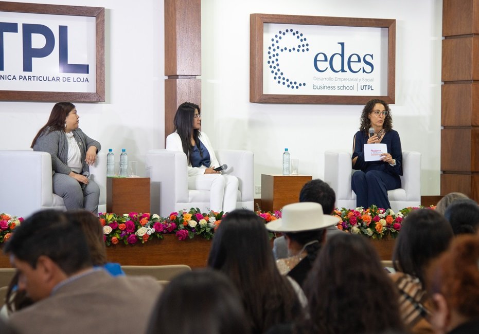Desarrollo de paneles (de izquierda a derecha) Paola Ponciano, directora país, Educación para Compartir; Carla Valdiviezo, trabajadora social, Lundin Gold; María Cecilia Holguín, socia fundadora, Grupo Lila.