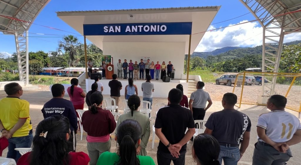 En el evento de entrega, participaron autoridades cantonales, parroquiales, barriales y comunidad