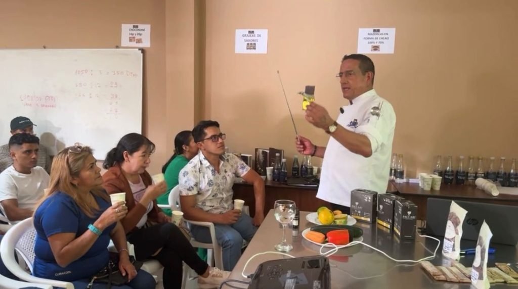 Edgar León, reconocido chef internacional dicta la charla a los cacaoteros.