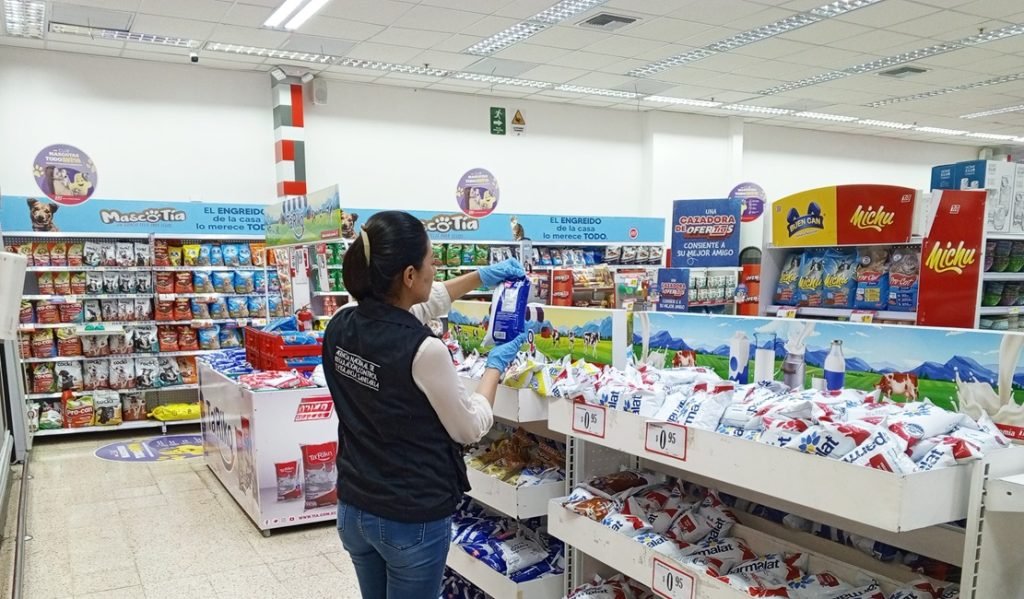 Supervisores inspeccionan en 19 supermercados/comisariatos de estas provincias.