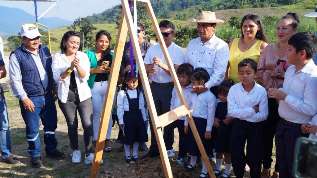 Autoridades y estudiantes participaron del inicio de la obra. Tiene un plazo de ejecución es de 15 meses.