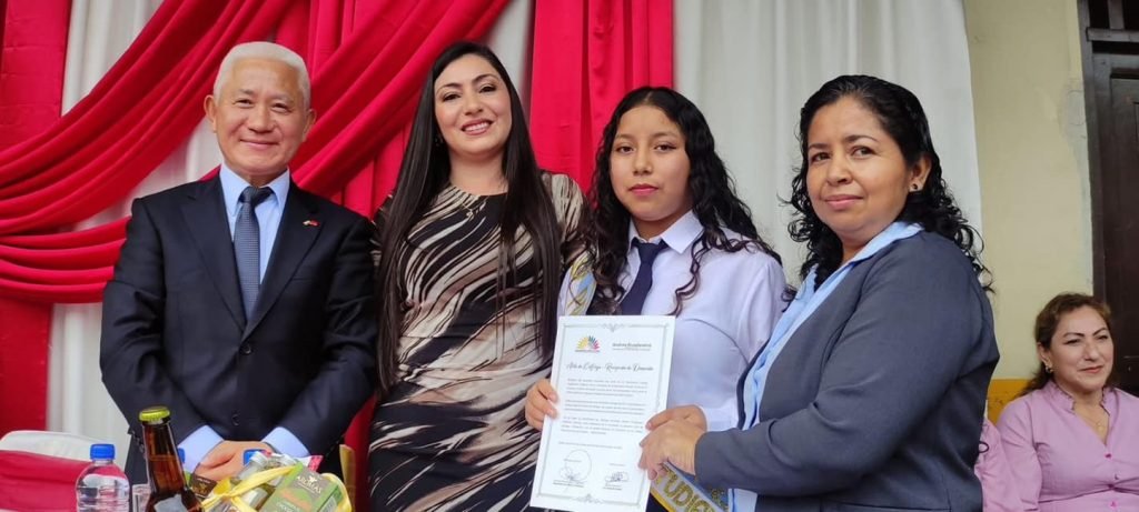 Once centros educativo se beneficiaron de la entrega de computadoras.