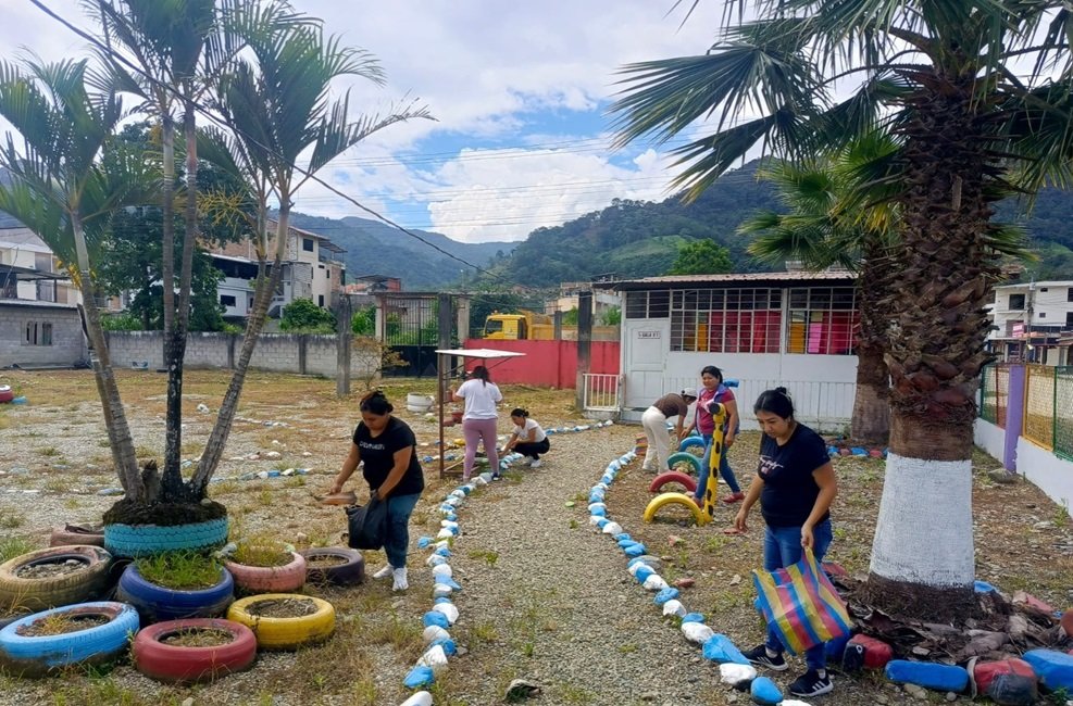 Se efectuaron varias actividades como: extracción de maleza, adecuación y limpieza de áreas, pintado de interiores y exteriores