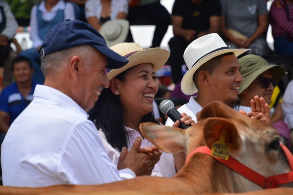 Karla Reategui, prefecta de Zamora Chinchipe participa de las ferias agropecuarias entregando incentivos económicos a los productores.