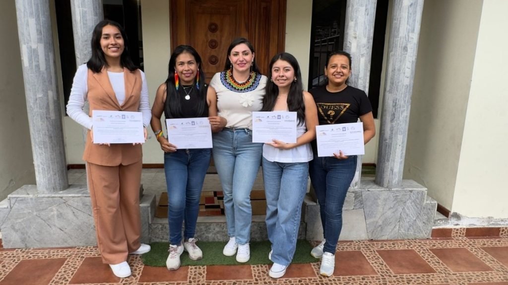 La asambleísta Andrea Rivadeneira, compartió con mujeres su rol de legisladora y fiscalizadora.