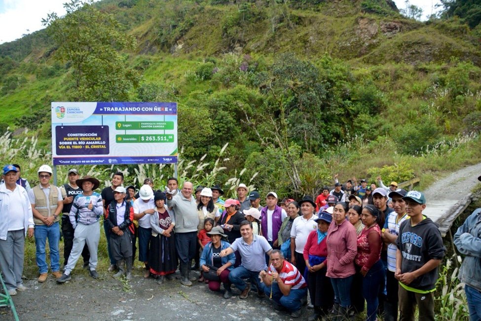 Habitantes de las comunidades estuvieron presentes en el inició de la obra.