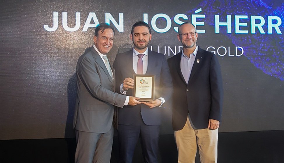 Juan José Herrera, director de Sostenibilidad de Negocios de Lundin Gold, recibe el reconocimiento “Visionarios de la Sostenibilidad” durante la Ekos Cumbre ESG 2025.