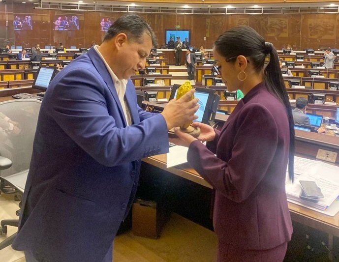 Alcalde de Palanda entregó un presente a la presidenta de la Asamblea Nacional, Viviana Veloz.