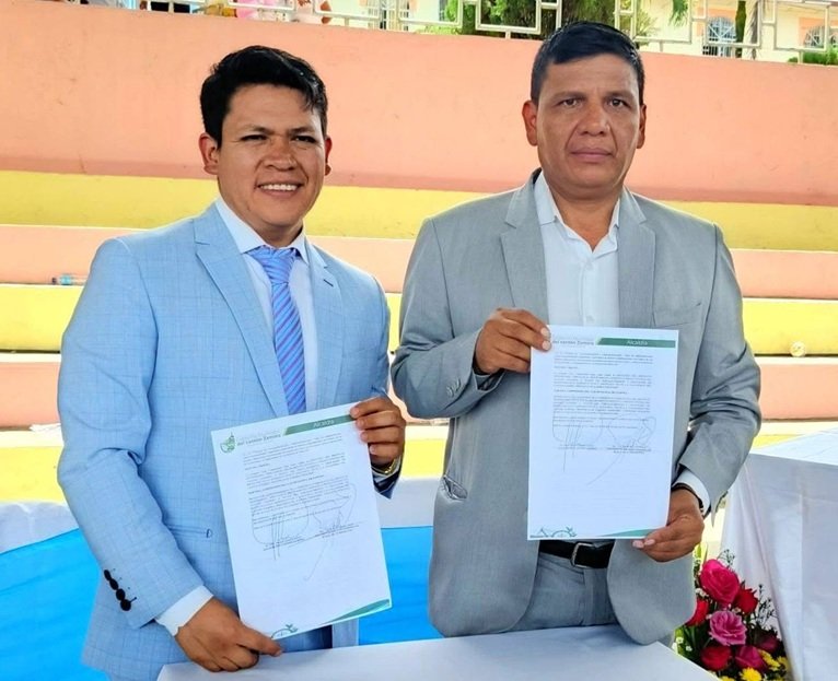 Tonny Morocho, presidente del GAD Parroquial de Cumbaratza y Manuel González, Alcalde de Zamora, firmaron las actas de intención.