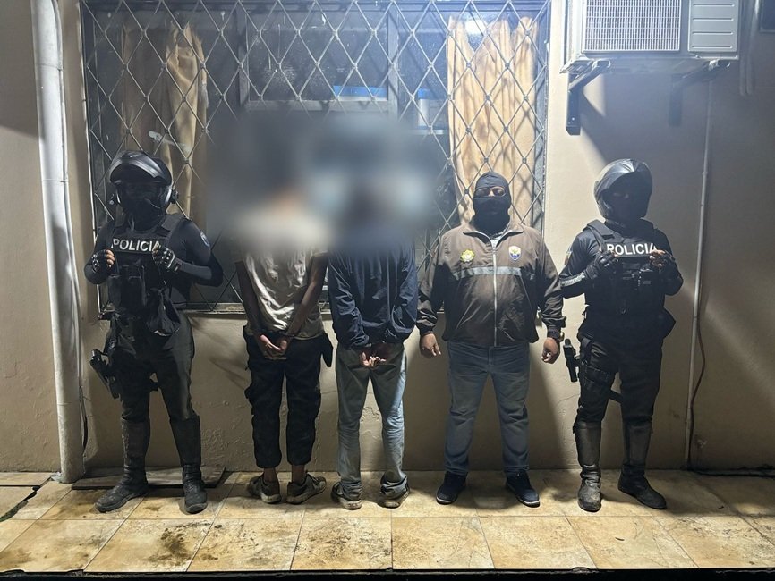 dos personas fueron detenidas para investigaciones.