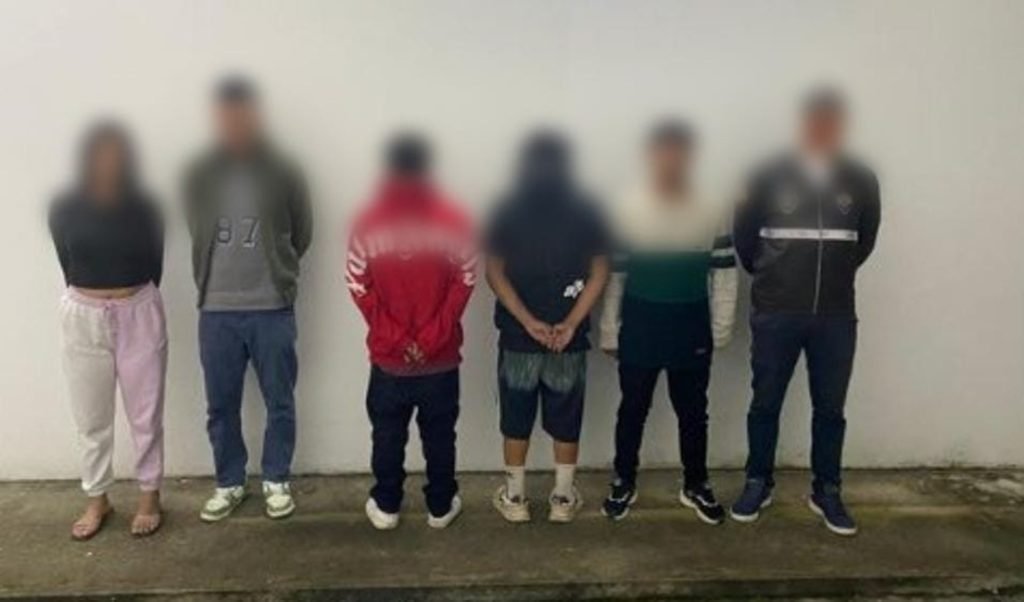 Policía detuvo a cinco ciudadanos quienes presuntamente operaban en la distribución de estupefacientes.