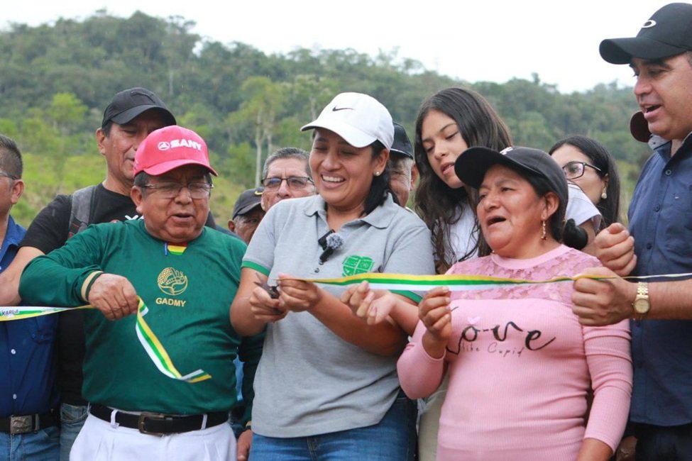 Autoridades realizaron el tradicional corte de cinta con la presencia de los beneficiarios.