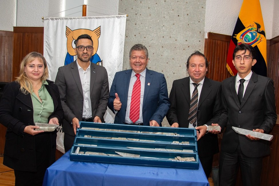 Diego Mena, gerente de Exploración Regional de Lundin Gold junto a estudiantes y catedráticos de la Universidad.