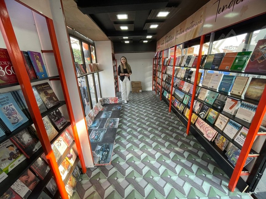 Esta innovadora biblioteca móvil tiene capacidad para recibir a 85 personas en sus instalaciones, donde podrán disfrutar de más de 5000 libros