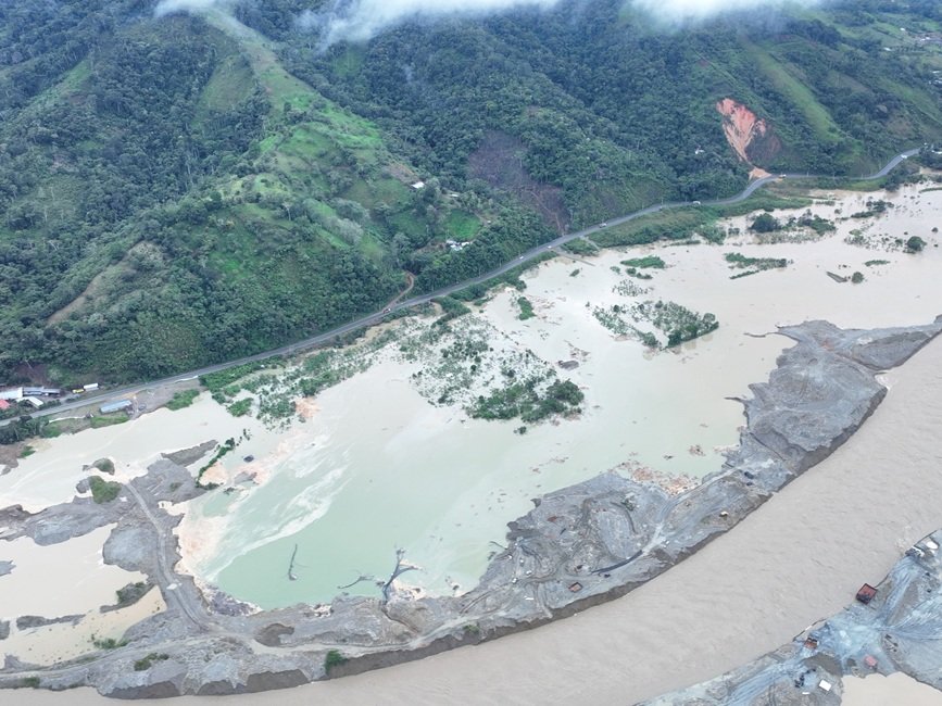 Panorama de la minería en los márgenes de los los ríos Yacuambí y Zamora.