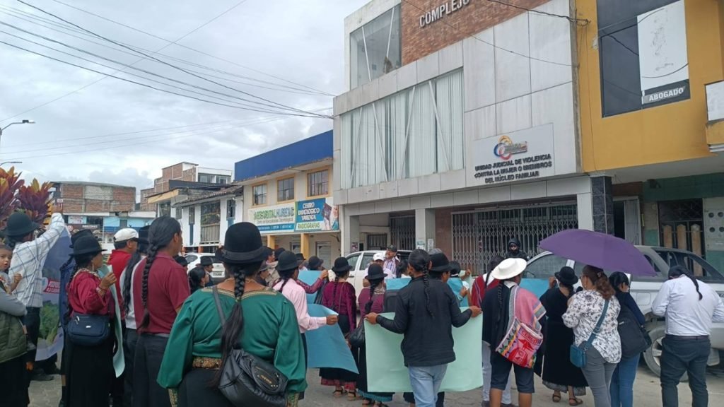 Habitantes de la comunidad de Ortega Alto perteneciente al cantón Yacumbi llegaron hasta la Unidad Judicial de Yantzaza.