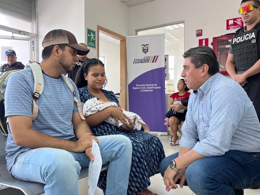 Durante su recorrido, dialogó con los usuarios para conocer y solventar sus inquietudes.