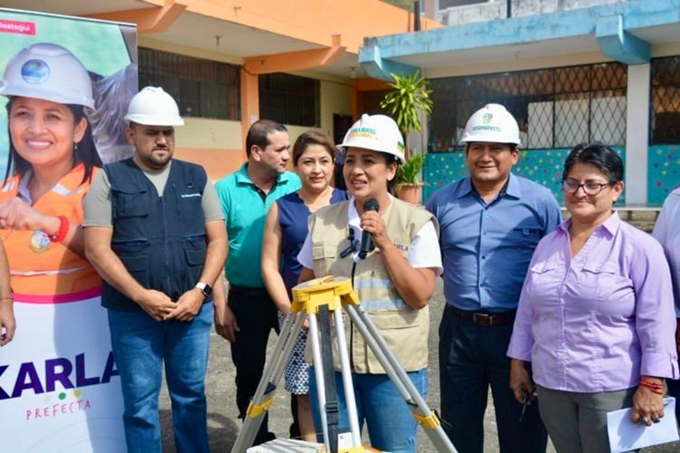 Karla Reátegui junto a las autoridades del Distrito de Educación y de la escuela fueron los testigos del inicio de esta importante obra educativa.