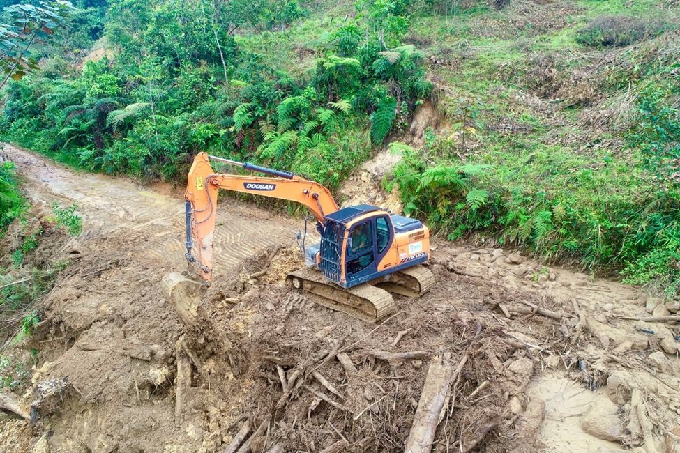 Equipo técnico y humano realizó la limpieza de diez deslizamientos .